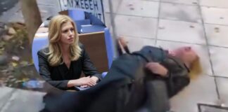 Escolta derriba a periodista por intentar entrevistar a política, la dejó inmóvil en el suelo | VIDEO