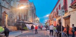 Educación Indígena de la Sección 22 instala plantón en el Zócalo de Oaxaca