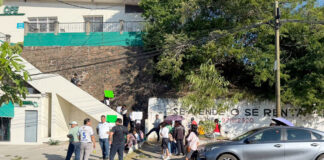 Protestan en Salina Cruz por falta de luz en secundaria; llevan más de un mes sin servicio